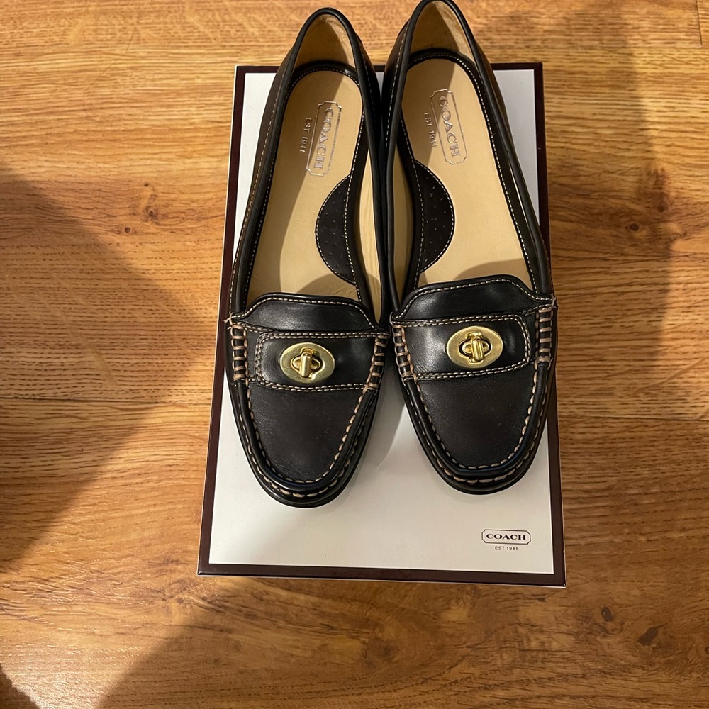 Beautiful leather Coach navy blue flats
